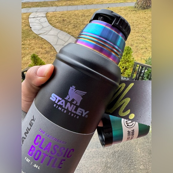 Stanley Black Chroma 1 Quart Thermos Limited Edition Classic Bottle - Picture 2 of 3